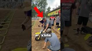 La moto del figlio si ferma proprio all’inizio della gara ma poi… jvfilmzig [upl. by Quintilla]