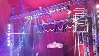 פרמידת לוליינים על חבל דק  קרקס מדראנו  Medrano Circus [upl. by Dory]