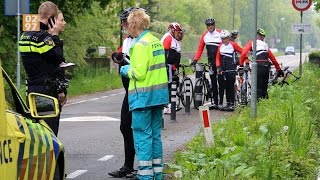 Wielrenner raakt ernstig gewond in Vinkeveen  0297nl [upl. by Julina]