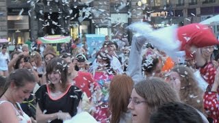 💦 Polsterschlacht Flashmob Wien Stephansplatz 2015 [upl. by Othella]