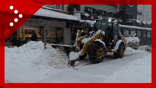 Continua a nevicare a Madonna di Campiglio ruspe in azione nel paese [upl. by Viveca]