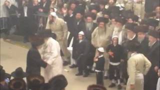 Satmar Dayan Rabbi Yisrael Chaim Menashe Friedman  Mitzvah Tanz [upl. by Daggett]