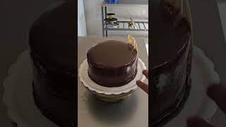 Como decorar un pastel bañado con ganache y decorado con frutas [upl. by Gereld]