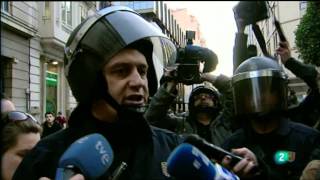 BRUTAL CARGA POLICIAL EN VALENCIA 20 2 2012 [upl. by Tuchman]