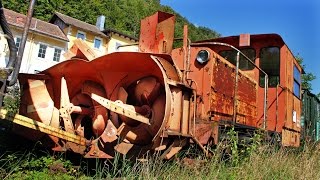 Oldtimer Schneeschleuder Lok 986203  Eisenbahnfriedhof in den Alpen  Bahnfahrzeuge verrosten [upl. by Hgierb]