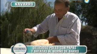 Pollo al horno de barro con papas y batatas en Navarro [upl. by Mcquoid]