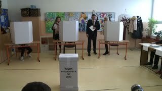 Election présidentielle en Slovaquie Sefcovic vote à Bratislava [upl. by Otrebliw]