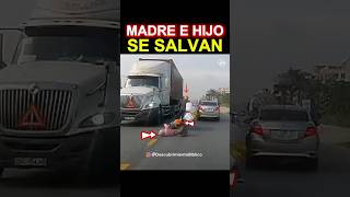 Madre e Hijo Milagro en la Pista [upl. by Eilloh]