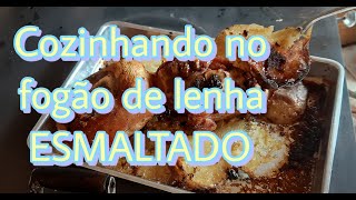 Cozinhando no fogão à lenha esmaltado joelho de porco assado [upl. by Relyc]