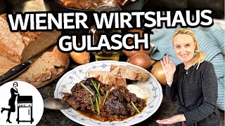 Wiener Wirtshausgulasch  Dutch Oven Gulasch kochen  Die Frau am Grill [upl. by Eigger]