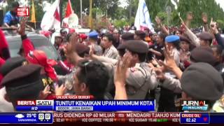 Dua Massa Aliansi Buruh Saling Serang Saat Demo [upl. by Hanako250]