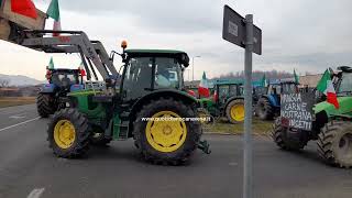 CALUSO  Protesta degli agricoltori trattori in strada [upl. by Uis242]