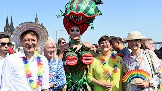 Zehntausende feiern CSD in Köln [upl. by Yhtnomit]