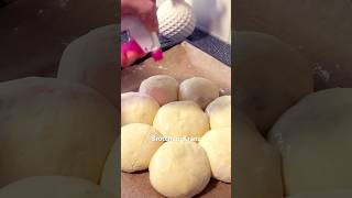 Super knuspriger ZwiebelBrötchenkranz  Party Brötchen baking recipe food cooking [upl. by Yllet]