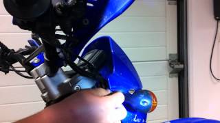 Comment enlever le clignotant de sa moto  Astuce réparation moto [upl. by Rabma]