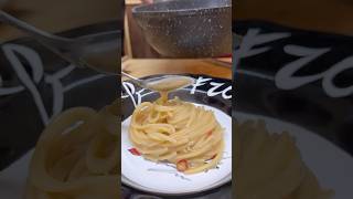 SPAGHETTI AGLIO OLIO E PEPERONCINO IN 10 MINUTI ricetta aglioolio food [upl. by Retsim826]