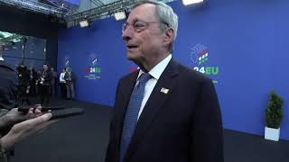 Mario Draghi al giornalista «Che ha perso un telefono» [upl. by Schenck]