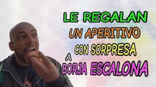 Le regalan un aperitivo con sorpresa a Borja Escalona [upl. by Nylirej]