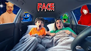 DORMIMOS NO CARRO COM OS FACE VILÕES RAINBOW FRIENDS AZUL BABÃO GREEN  BAD FACE MALVADO PEGOU O ZAP [upl. by Mali]