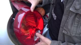 Changer lampoule du phare arrière sur Chevrolet MATIZ  2009 Citadines 08 E [upl. by Sillyhp570]