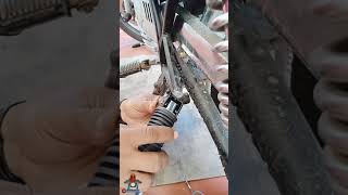 aprende a instalar los posapies traseros de la moto GN 125 [upl. by Bellanca]