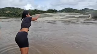 increíble😱como tira la atarraya esta linda chica🥰aventuras salvadoreñas [upl. by Noiraa607]