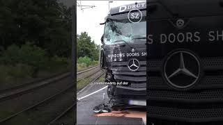 Lkw stößt in Dresden mit Straßenbahn zusammen [upl. by Landrum]