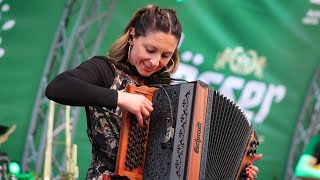 Claudia Hinker spielt die „Mooskirchner Polka“ gemeinsam mit „Die Lauser“ auf der Kaiser Wiesn [upl. by Swart233]