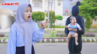 GAWAT  Dede Bayi Dibawa Pocong Hitam [upl. by Enirol]