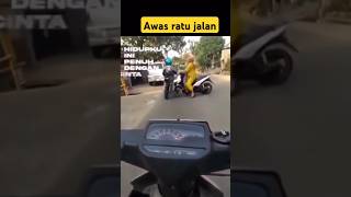 Tetap hati hati dijalan slurr ada emak emak sen kanan belok kiri humor lucu [upl. by Mel501]