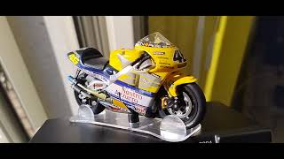 Honda NSR 500 46 Valentino Rossi 2001 diecast Moto model scale 118 Rossi 500cc World Champion 2001 [upl. by Suckram]