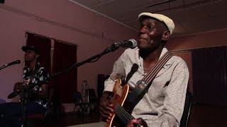 L’icône de l’afrojazz Oliver Mtukudzi soutient les jeunes [upl. by Aseretairam]