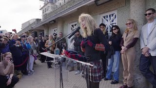 Arielle Dombasle  Inauguration de la cabine Arielle Dombasle à Dinard 3 octobre 2024 [upl. by Atse]