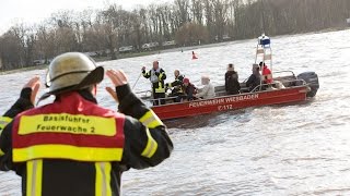 Großeinsatz auf dem Rhein Rettungskräfte retten 20 Ruderer aus dem Wasser [upl. by Lisha]