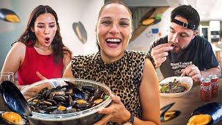 La sirène goûte mes moules c’est sa première fois 🍽️ [upl. by Keifer]