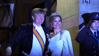 Koning WillemAlexander en koningin Máxima vertrekken na diner op paleis [upl. by Reuven]