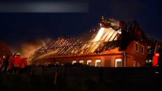 Bauernhaus durch Feuer zerstört  Großeinsatz für die Feuerwehr [upl. by Erdah]