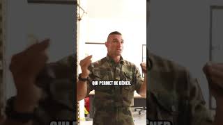 Major Gerald tient des grenades dans ses mains [upl. by Fugazy110]