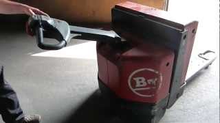 Transpalette électrique BT LWE 200 Electric Lightweight Pallet Truck [upl. by Uis]