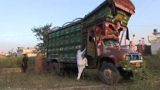 Pakistan il coraggio e la forza della prima camionista del paese [upl. by Tlevesor]