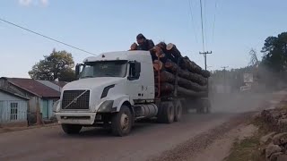 Camiones troceros por San Miguel de Cruces San Dimas Durango México [upl. by Shewmaker476]