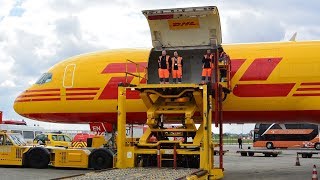 How to Offload a B757 Cargoplane  DHL Boeing 757F  DALEN  Luchtvaartdag 2017 [upl. by Anelram928]