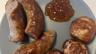 Spiser Medisterpølse og æbleskiver med syltetøj samtidig ligesom i Elk Horn dansk by i usa [upl. by Ahsenav316]