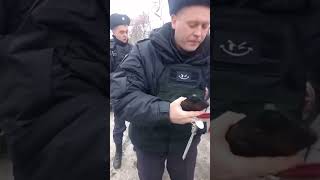 НАГЛЫЙ СОТРУДНИК ПОЛИЦИИ превышает свои должностные полномочия 🤬 [upl. by Lleunamme]