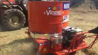 VALMETAL BEDDING CHOPPER SELFPROPELLED drvenie slamy sena biomasy [upl. by Itirp]