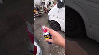 Résoudre le grincement de portes de voitures avec du WD40 automobile mechanic mecanica astuce [upl. by Electra]