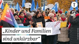 Protestzug gegen Sparpaket des Berliner Senats [upl. by Yaf]