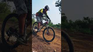 Melompat menggunakan sepeda siskiu d7 shorts automobile trending gowes [upl. by Ahdar]