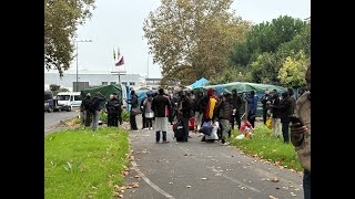 jeudi 31 Octobre Evacuation policière piquet travailleurs sanspapiers Chronopost Alfortville [upl. by Tavy]