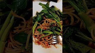 GARLIC NOODLES WITH RAW VEGETABLES SUPWR DELICIOUS TRY IT  health noodlesoup springrolls [upl. by Le]